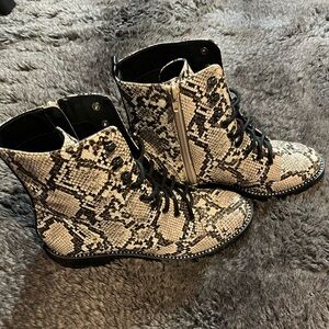 Nice boots size 7 express